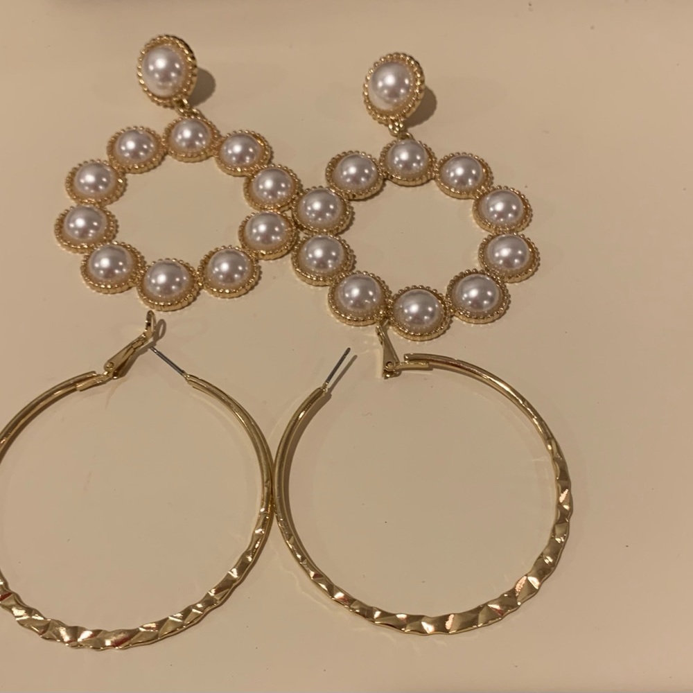 2 pairs of beautiful earrings! Really cute and ready to go! See details below